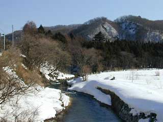 冬の会津と川の流れ
