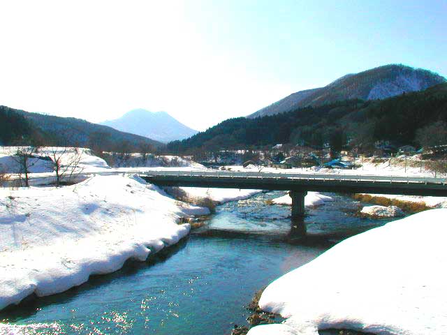 遠く二股山を見る会津の冬景色
