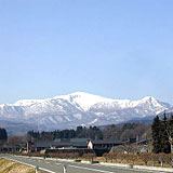 箕輪山　福島あの安達太良山の脇に見える山である・・・