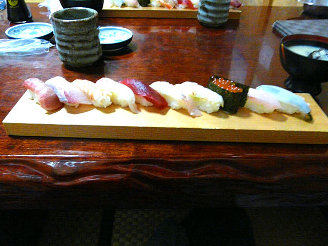 板の上に並んでいる名寿司
