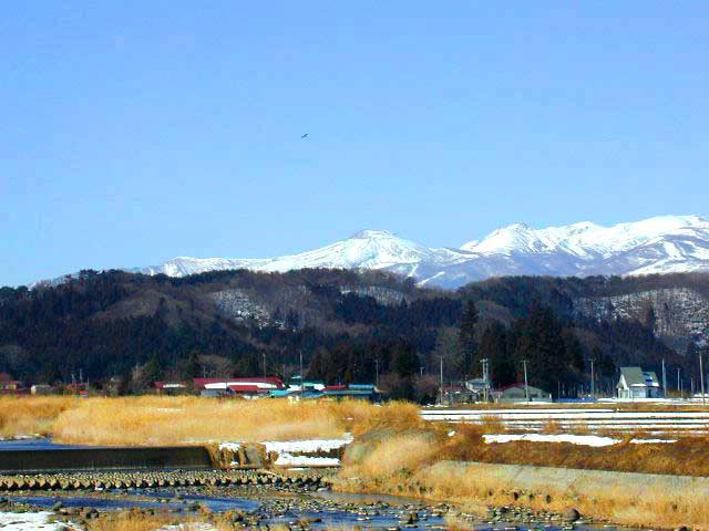 川縁の那須茶臼岳、朝日岳