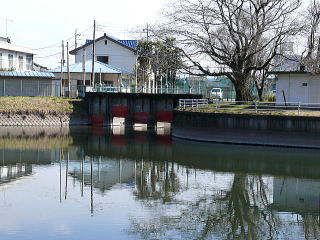 この神社の脇には、五行川が流れています。