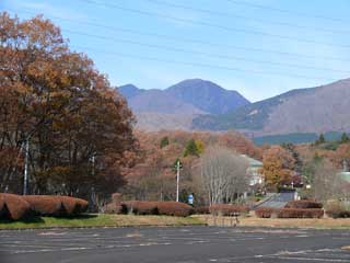 秋色に輝く高原山