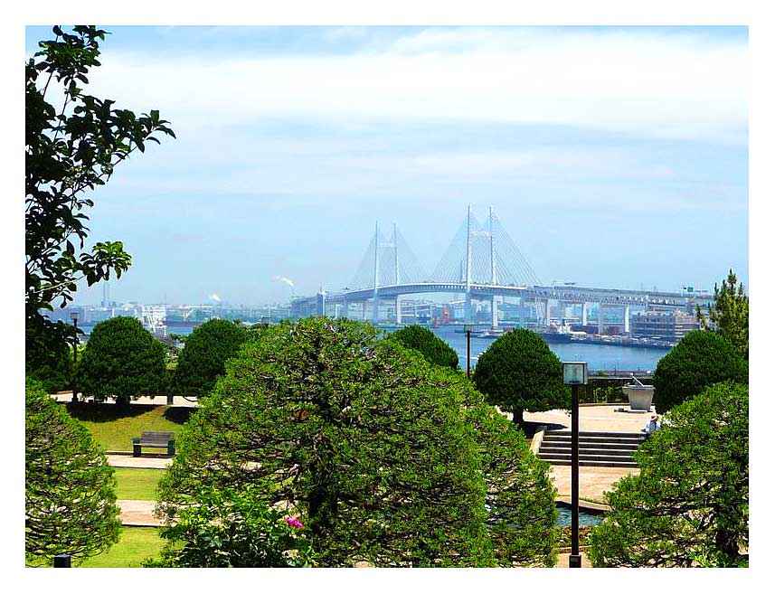 港の見える丘公園から見るつり橋光景