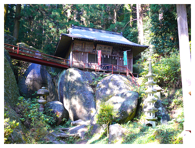 名草巨石群厳島神社