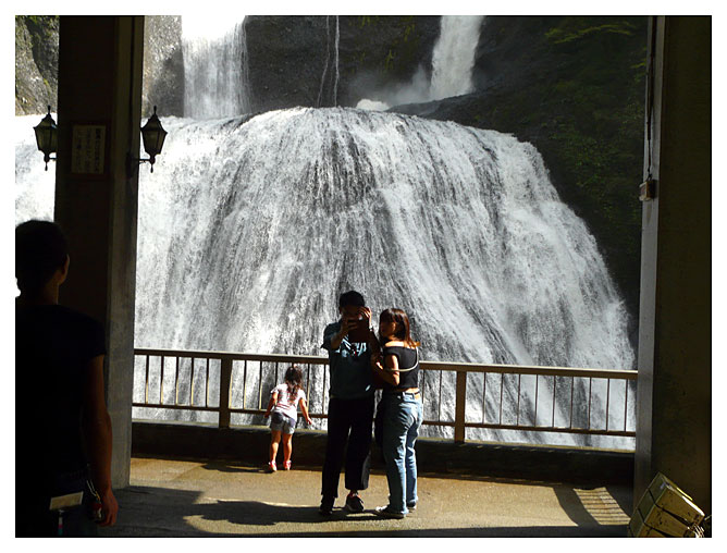 袋田の滝へを楽しむ人たち
