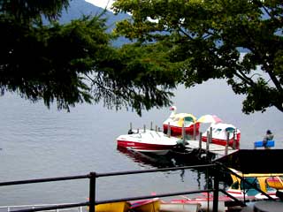 中禅寺湖湖畔風景とボート