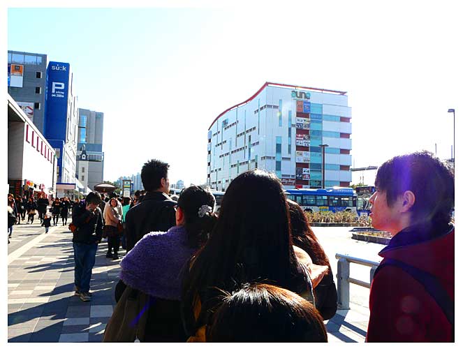 海浜幕張駅でイオンモール行きのバスを待つ人達