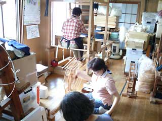 二階の手作業場で糸を紡む