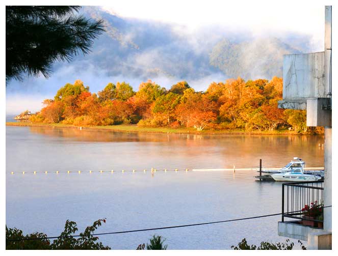 中禅寺湖歌ヶ浜の美しい秋の風景