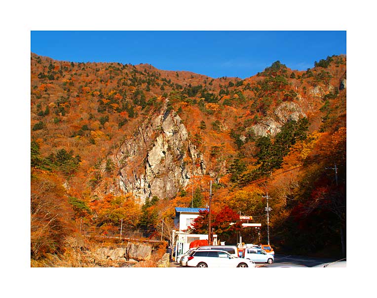 天狗岩の素晴らしい紅葉とその絶壁