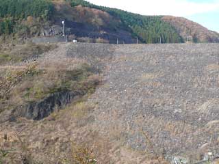 寺山ダムの石積み傾斜部