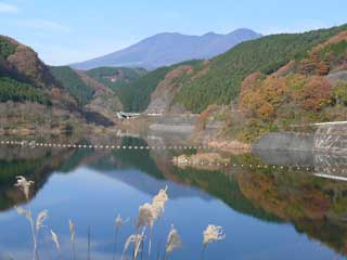 美しい寺山ダム秋の反映