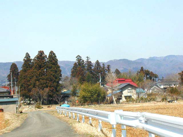 福島フルーツ街道筋の民家と吾妻山展望の地