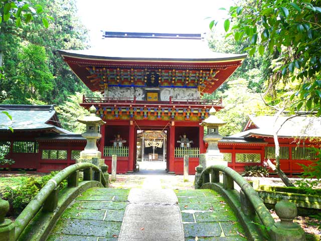 那須神社の美しい建物の有る神社が道の駅の裏側にある